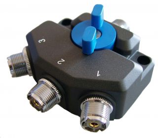 Komunica PWR-SW3M antenni lüliti 3-positsiooniline UHF-pistikud
